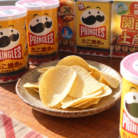 プリングルズ たこ焼き味 53g3缶入り 【関西エリア限定】：雰囲気と断面