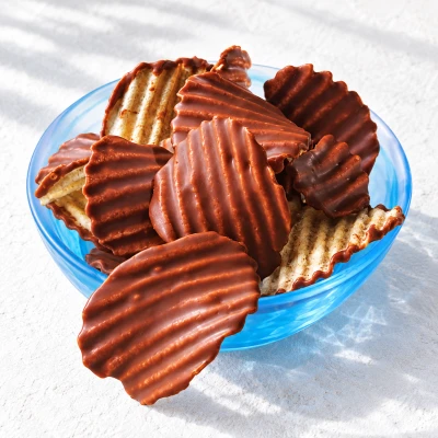 ロイズ石垣島 ポテトチップチョコレート[石垣の塩]：盛り付け